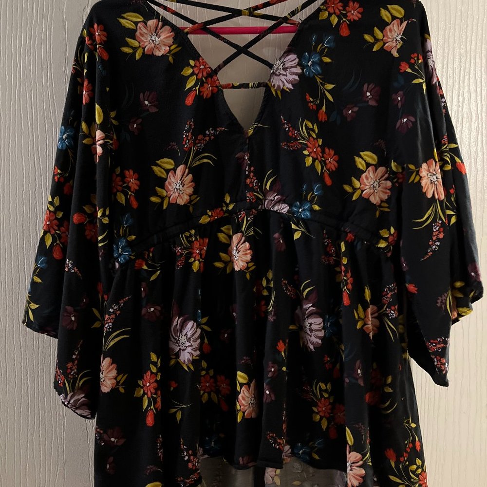 BLACK FLORAL STRETCH CHALLIS LATTICE BACK BABYDOLL TOP
